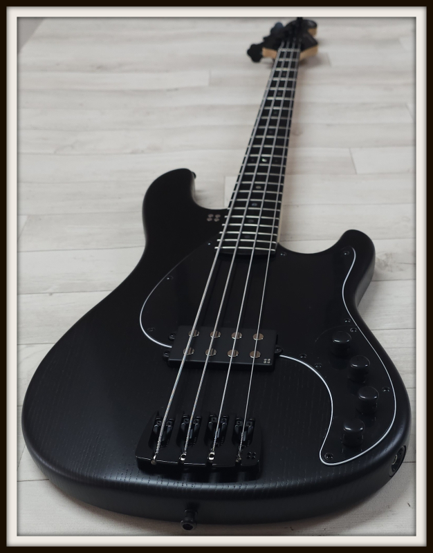 Sandberg California II Central 4 Ebony, Open Pore Black